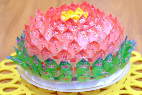 Cách làm hoa sen bằng kẹo bày ban thờ dịp Tết