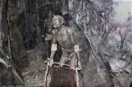 'Ghê rợn' hình ảnh hoang tàn trong công viên khủng long ở Anh