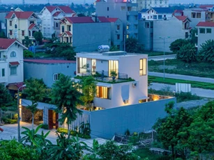 Mê mẩn ngôi nhà 3 tầng đan xen khu vườn xanh mướt