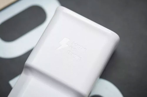 Galaxy Z Flip có tốc độ sạc chậm hơn Galaxy S20?