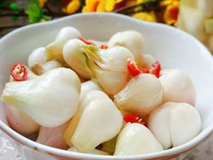Cách muối hành chua ngon giòn mà không nổi váng