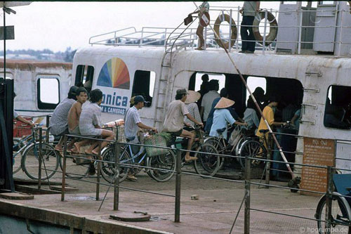 Kho ảnh khổng lồ về Việt Nam 1991-1993: Trên dòng sông Sài Gòn