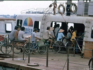 Kho ảnh khổng lồ về Việt Nam 1991-1993: Trên dòng sông Sài Gòn