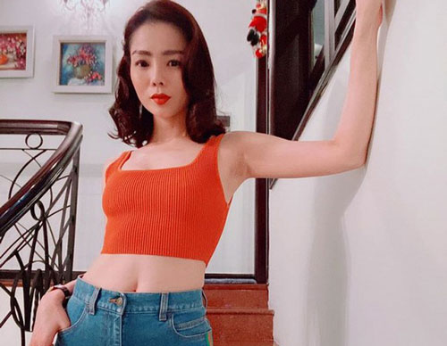 Lệ Quyên diện áo crop-top, tự tin khoe eo con kiến ở tuổi 39