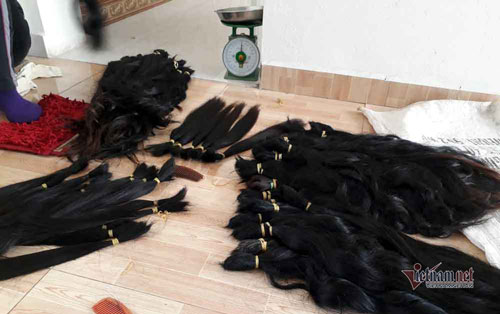 Đi mua 'tóc dài tóc rối', người đàn ông bị vây bắt, yêu cầu làm chuyện khó tin