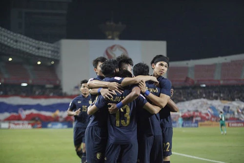 Các cầu thủ U23 Thái Lan ăn mừng bàn thắng mở tỉ số, ảnh: T.Đ.