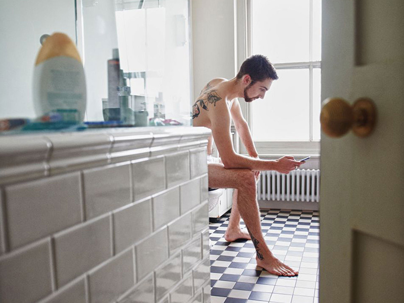 Mang điện thoại vào toilet là sai lầm chết người