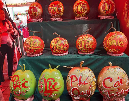 Buôn bưởi ế ẩm, thuê người vẽ chi chít lên quả lại "đắt như tôm tươi"