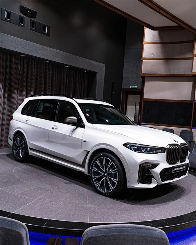 anh chi tiet bmw x7 ban mau son trang alpine cung noi that tartufo hinh 1