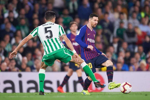 Messi (phải).