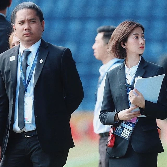 Nữ trợ lý phiên dịch xinh đẹp của U23 Việt Nam ở Thái Lan - 6