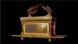 Theo Kinh Thánh, hòm giao ước (Ark of the Covenant) là một kho báu linh thiêng bởi nó do Chúa Jesus tạo ra.
