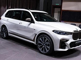 Ảnh chi tiết BMW X7 bản màu sơn trắng Alpine cùng nội thất Tartufo