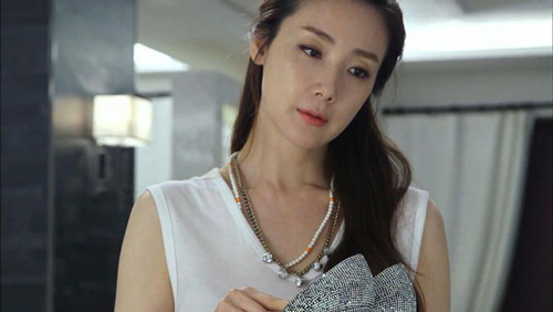 Bước chân ra khỏi tòa, vợ nói 1 câu khiến gã đàn ông bội bạc chỉ muốn chạy vào xin tòa ngừng ly hôn