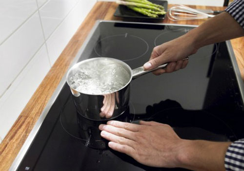 Sự thật "kinh hoàng" về việc dùng bếp từ có hại cho sức khỏe?