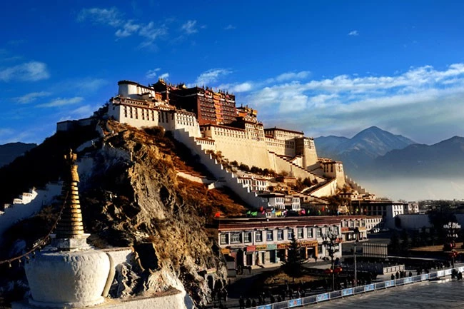 Potala - cung điện kỳ vĩ nổi tiếng nhất Tây Tạng nằm ở thành phố Lhasa hấp dẫn du khách trong và ngoài nước ghé thăm mỗi năm. Đây là công trình kiến trúc tiêu biểu của Phật giáo Tây Tạng.