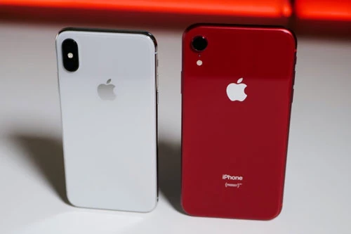 iPhone X và iPhone XR (phải).