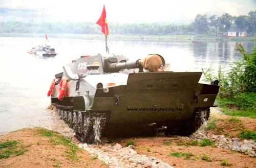 Pháo tự hành bánh xích (phân biệt với pháo tự hành bánh lốp mà quân đội ta đã tự phát triển) là một trong những loại hỏa khí mạnh mẽ nhất của pháo binh Việt Nam. Chúng nổi bật với khả năng cơ động cao trên nhiều loại địa hình, thậm chí là có khả năng bơi, trang bị pháo hạng nặng có tầm bắn hàng chục km. Ảnh: Vnmilitaryhistory Pháo tự hành bánh xích (phân biệt với pháo tự hành bánh lốp mà quân đội ta đã tự phát triển) là một trong những loại hỏa khí mạnh mẽ nhất của pháo binh Việt Nam. Chúng nổi bật với khả năng cơ động cao trên nhiều loại địa hình, thậm chí là có khả năng bơi, trang bị pháo hạng nặng có tầm bắn hàng chục km. Ảnh: Vnmilitaryhistory