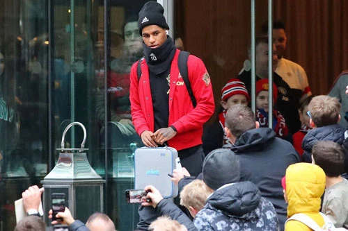 Rashford cầm hộp dụng cụ trong trận đấu hồi cuối tuần qua. Rashford cầm hộp dụng cụ trong trận đấu hồi cuối tuần qua.