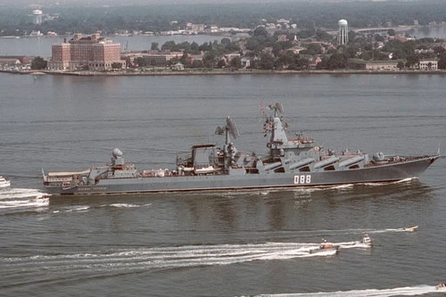 Hải quân Nga cho biết, họ đã khẩn trương cử tàu tuần dương tên lửa Nguyên soái Ustinov lớp Slava tới bờ biển Syria, con tàu vừa trải qua quá trình hiện đại hóa và được cho là sở hữu sức mạnh vượt trội.