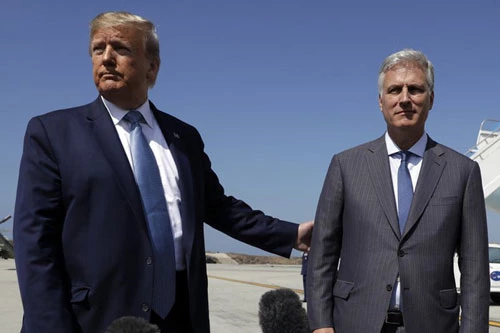 Tổng thống Mỹ Donald Trump (trái) và Cố vấn An ninh Quốc gia của Nhà Trắng Robert O'Brien. (Ảnh: AP)