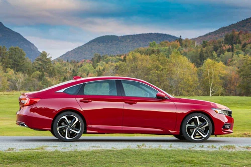 1. Honda Accord 2020 (trừ phiên bản Touring).