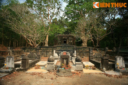 Khu mộ cổ hoang phế tuyệt đẹp trên đất Bình Dương