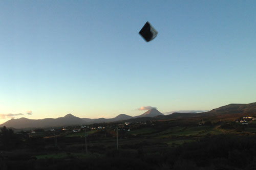 Sửng sốt trước UFO đa giác dị dạng ở Ireland