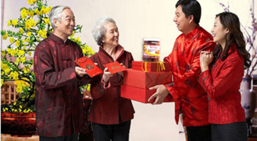 Choáng váng vì món quà lì xì lúc giao thừa của bố mẹ chồng