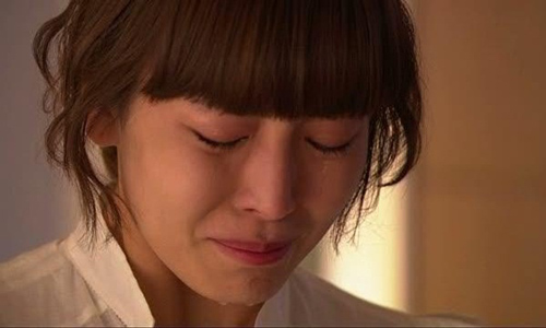 Lặng người rơi nước mắt nhìn chồng tay xách nách mang gói ghém đồ mang cho nhân tình ăn Tết