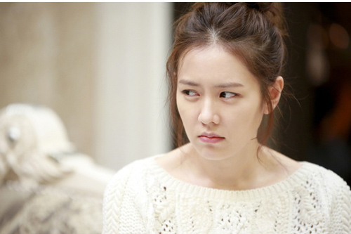 Bố mẹ chồng phạt con trai quỳ ngoài sân cả đêm khi chửi vợ đang sau sinh là “đồ nái sề ăn bám”