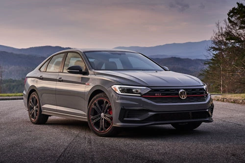 9. Volkswagen Jetta GLI 2019 (giá khởi điểm: 25.995 USD).