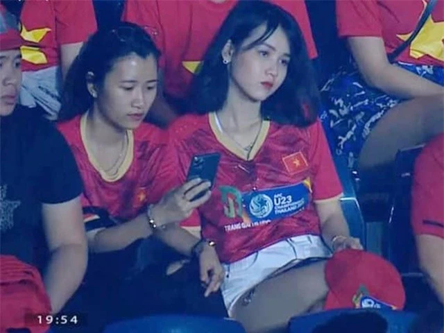 Cô gái gây “bão” mạng khi xuất hiện trên khán đài trận U23 Việt Nam - Jordan - 1