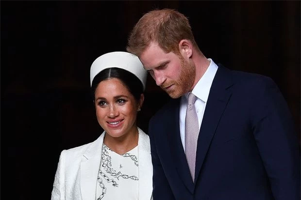 Meghan Markle lần đầu xuất hiện sau cuộc khủng hoảng với nụ cười đắc ý, Hoàng tử Harry cảm thấy ân hận khi làm tổn thương Nữ hoàng Anh - Ảnh 3.