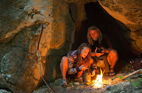 Bỏ nhà lầu xe hơi, cặp đôi vào rừng săn bắn, sống hoang dã suốt 10 năm