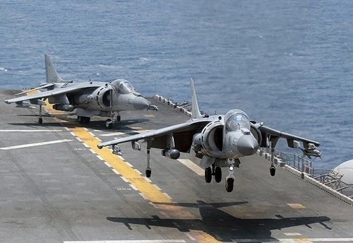 Những cường kích AV-8B Harrier là chiến đấu cơ chủ lực trên tàu tấn công đổ bộ USS Bataan của Hải quân Mỹ đang trên đường đến gần Iran.