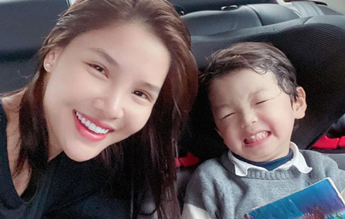 Vợ chồng Kỳ Hân đón con trai về Việt Nam ăn Tết, cu Tỏi gây "choáng" toàn tập với vẻ ngoài hoàn toàn khác lạ