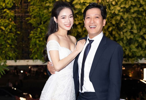 Nhã Phương ngày càng "bạo" trong chuyện thể hiện tình cảm với ông xã Trường Giang, khác hẳn sự kín tiếng ngày nào