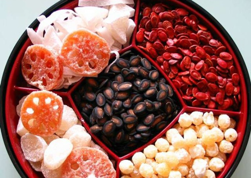 Cách lựa chọn mứt, hạt dưa và bánh kẹo an toàn ngày Tết