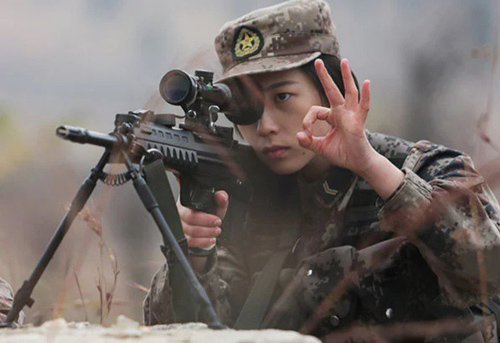 'Chết mê' với thần thái của nữ quân nhân Trung Quốc được mệnh danh 'vua bắn tỉa'