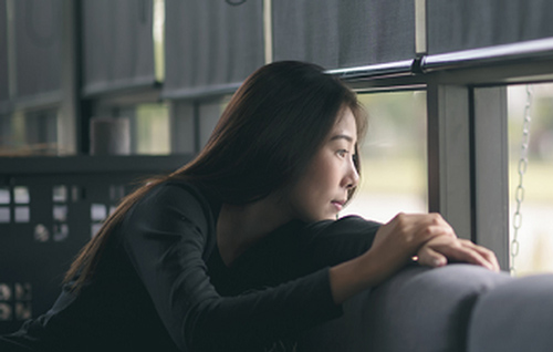 Đến dự sinh nhật mẹ người yêu, em tặng một món quà đặc biệt nhưng vừa mở ra thì bác lấy tay che mặt còn em chỉ ước mình có thể tàng hình