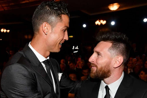 Ronaldo và Messi (phải).