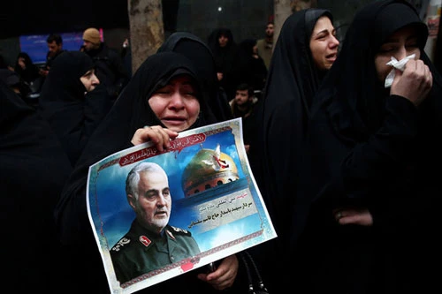 Người dân cầm ảnh Tướng Soleimani trong lễ tưởng niệm ông tại Tehran, Iran hôm 4/1. (Ảnh: Reuters)