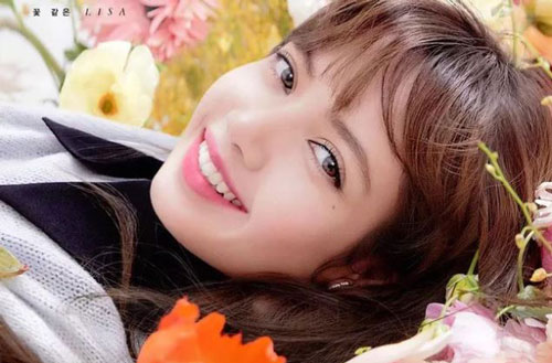 Lisa (BlackPink) rạng rỡ giữa muôn loài hoa