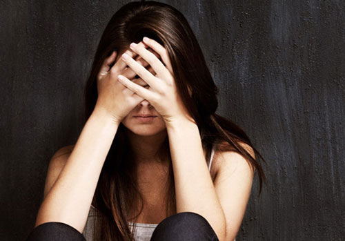 Ngồi im trong phòng ăn nghe lén cuộc nói chuyện của bố đẻ với bố chồng, tôi ngẩn người không hiểu sao bố lại nói vậy còn mẹ tôi thì giận tím mặt