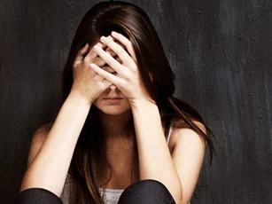 Ngồi im trong phòng ăn nghe lén cuộc nói chuyện của bố đẻ với bố chồng, tôi ngẩn người không hiểu sao bố lại nói vậy còn mẹ tôi thì giận tím mặt