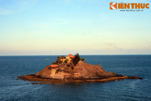 Khám phá ngôi miếu có vị trí đặc biệt nhất Việt Nam