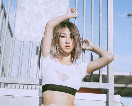 Ngắm gu thời trang sang chảnh toàn hàng hiệu của ái nữ tỷ phú Singapore