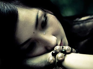 Âm thầm theo dõi chồng để rồi khóc ngất khi thấy cảnh tượng trước mắt