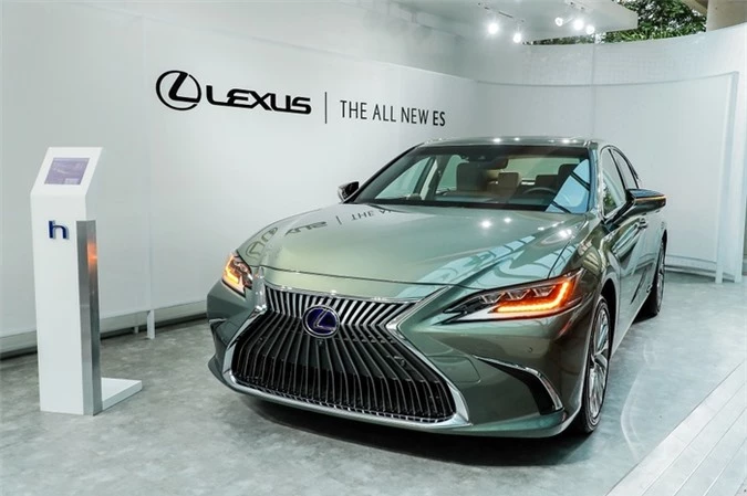 Lexus ES 300h mới.